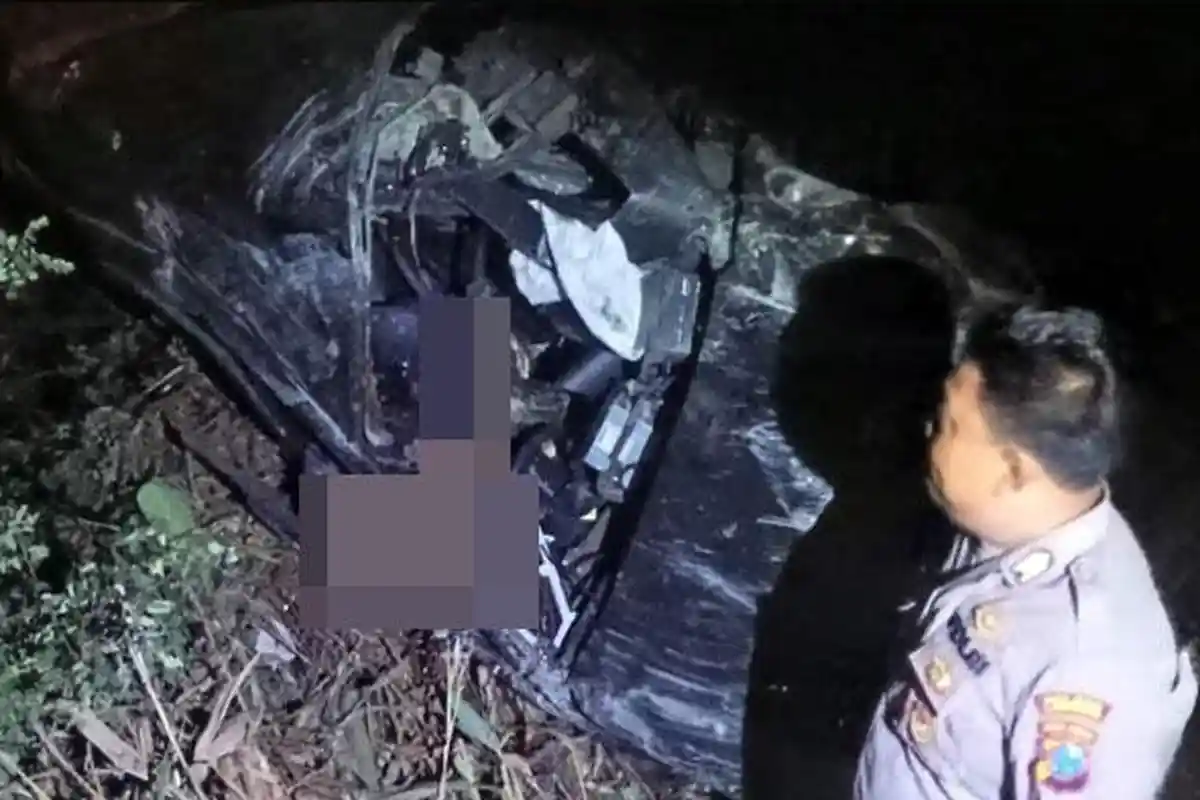 Kereta Tabrak Mobil Perias Calon Wisudawan Unisda Lamongan, Kendaraan Remuk Tak Berbentuk, 3 Tewas