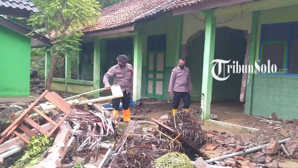 Banjir Bandang Terjang SMAN 1 Kemusu Boyolali,  Pagar dan Tembok Gedung Roboh