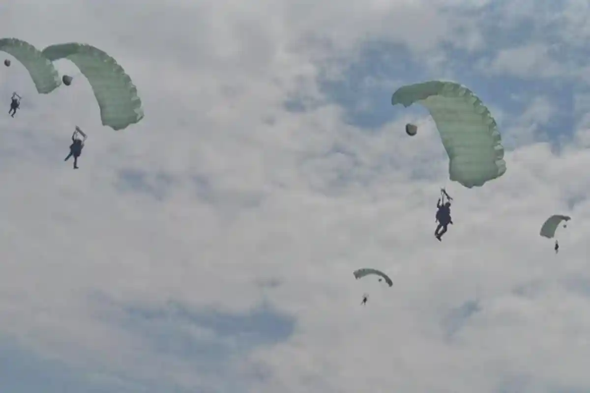 10 Kopasgat TNI AU Bikin Heboh Warga Desa Sodo Tulungagung, Pamerkan Aksi Terjun Bebas dari Pesawat