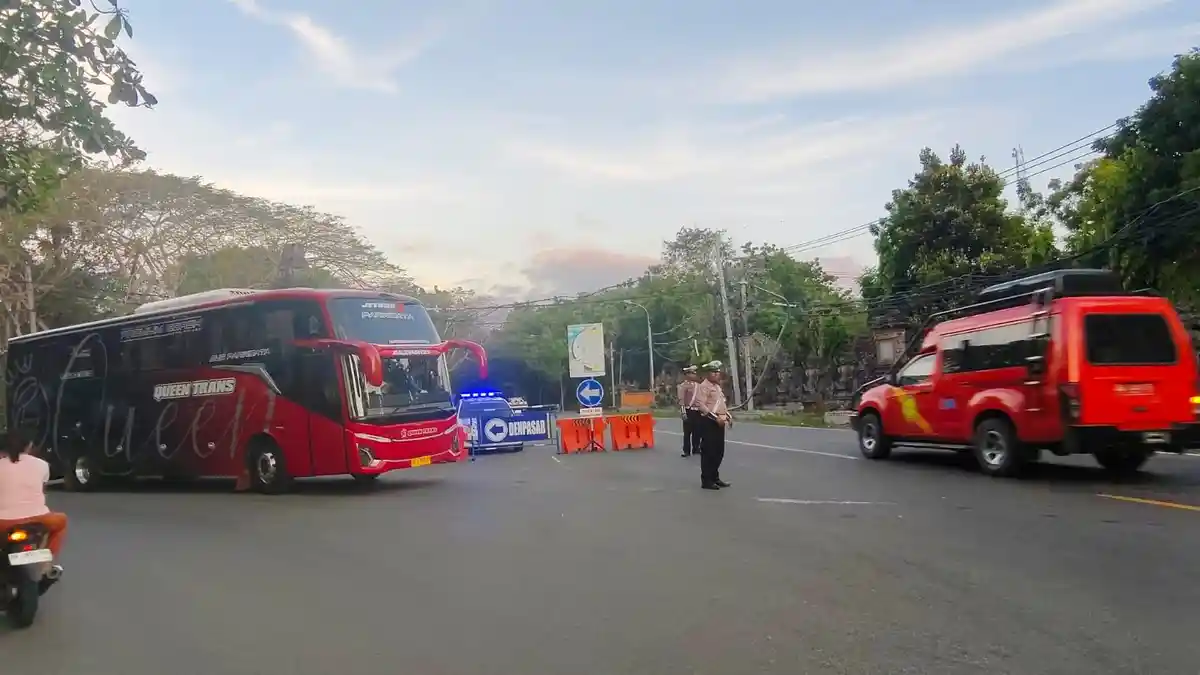 Jalan Jebol di Tabanan Bali, Muatan Truk Besar Diimbau Transfer Muatan ke Kendaraan Kecil