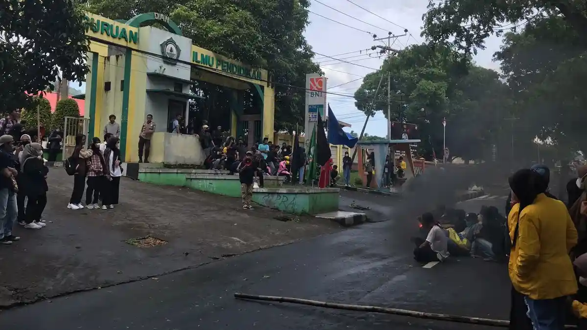 Aksi Tolak Kenaikan BBM, Jalan Menuju Bandara Babullah Ternate Terganggu