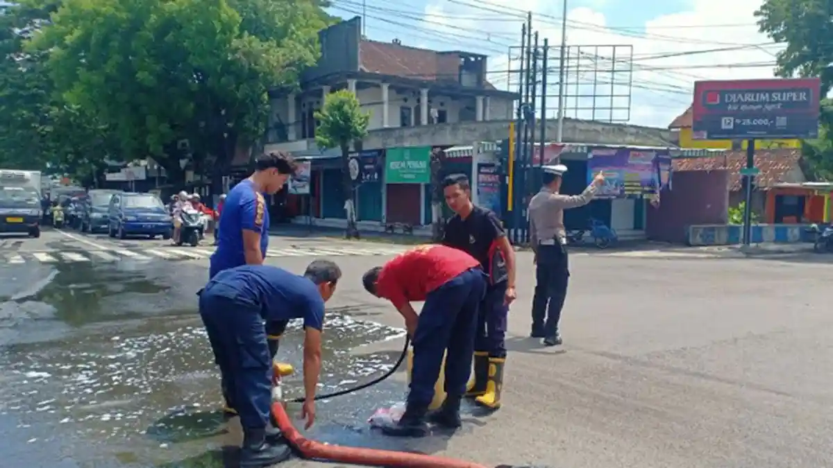 Tumpahan Solar di Ponorogo Bikin Celaka, Petugas Damkar Lakukan Pembersihan