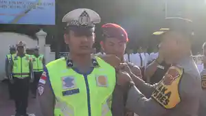 Wakapolres-Nagan-Raya-menyematkan-pita-pada-gelar-operasi-keselamatan-Seulawah.jpg