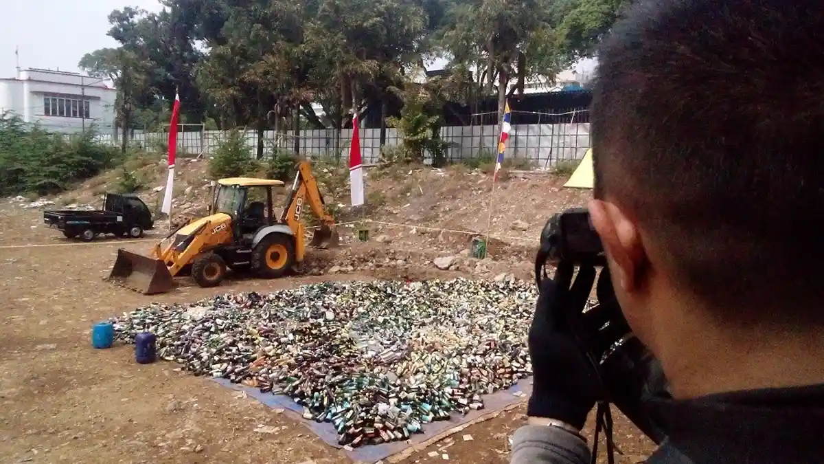 Kapolrestabes Bandung Pimpin Pemusnahan Miras