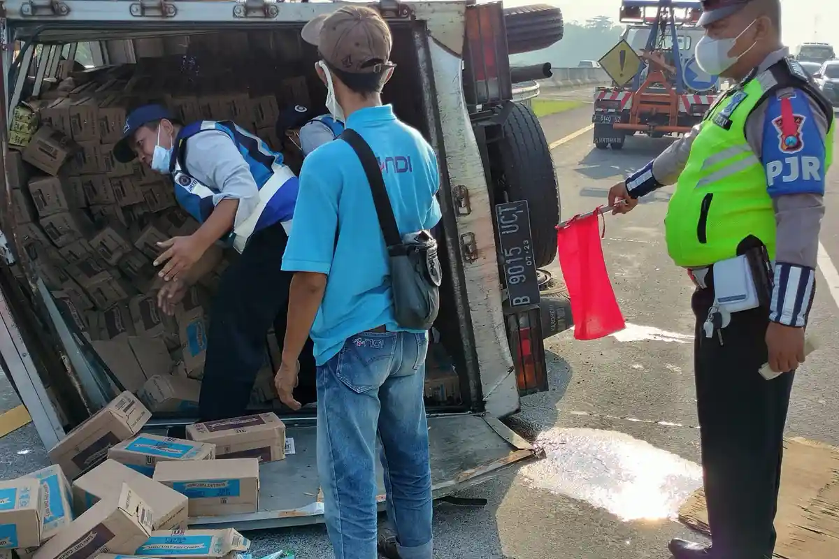 Detik-detik Truk Muatan Susu Kemasan Terguling di Tol Sumo, Bermula dari Ban Meletus