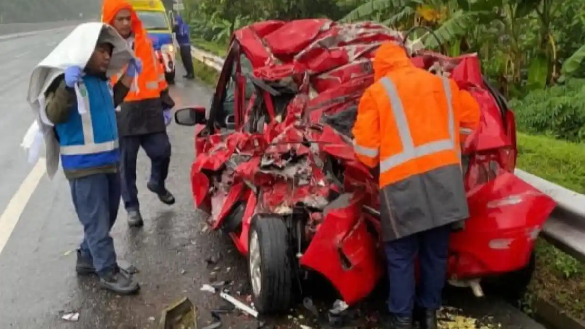 Dokter Muda Tewas Kecelakaan di Tol Semarang, Brio Merah Ringsek Total, Polisi Temukan Bumper Truk