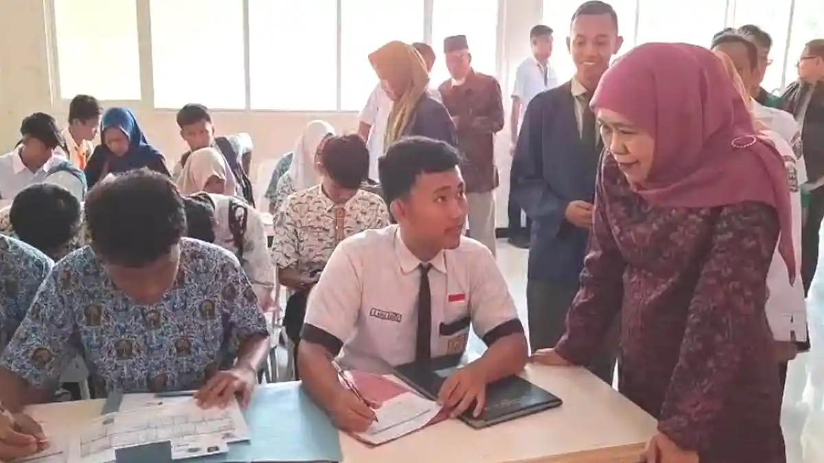 Gubernur Jatim Khofifah Tinjau Verifikasi SPMB 2026 di SMKN 1 Cerme Gresik, Lebih Tertata