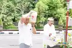 Made-Suyasa-saat-membayar-sesangi-menuangkan-tuak-di-Tugu-Singa-Ambara.jpg