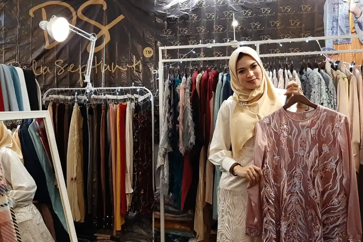 Artis Delia Septianti Jualan Baju di Makassar, Beri Diskon 30 Persen Lho!