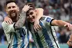 Penyerang-Argentina-Julian-Alvarez-kanan-merayakan-golnya-dirangkul-10-Lionel-Messi-Kiri.jpg