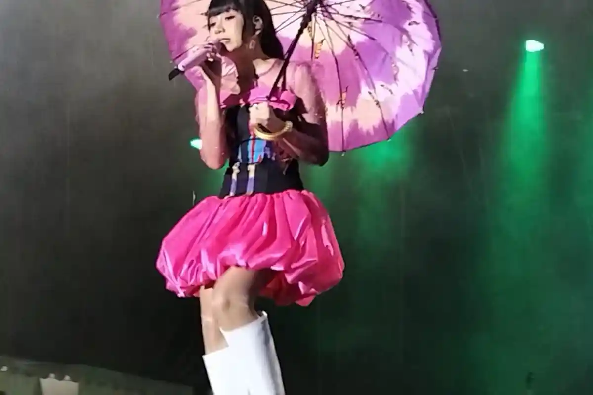 Diguyur Hujan Deras, Masyarakat Tetap Antusias Nonton Aksi Panggung Ghea di Irau ke-7 Tana Tidung