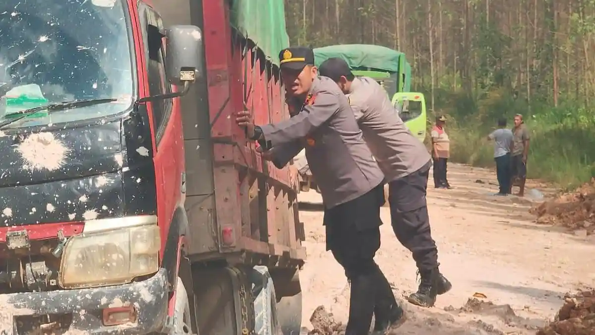 Bantu Pengendara yang Amblas Terjebak Lumpur, Polsek Muara Bengkal Kutim Siaga Bantu Warga