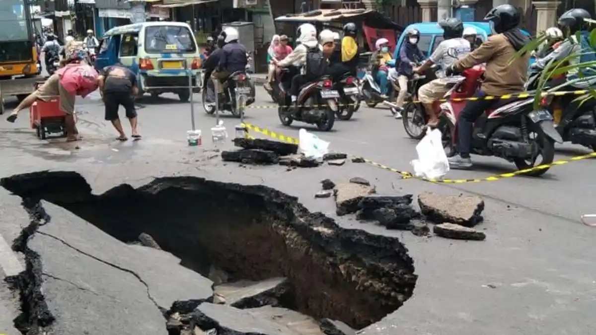 Jalan Muharto di Kota Malang Ambles, Perbaikan Butuh Waktu 4 Hari