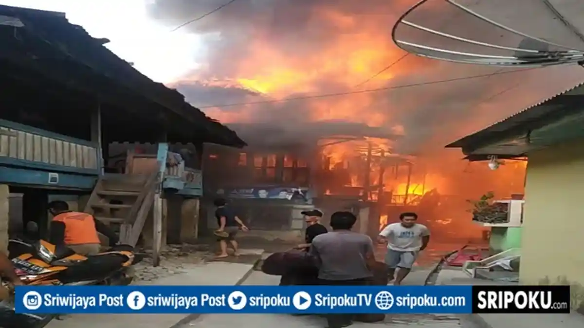 BREAKING NEWS : Kebakaran di Pasar Bawah Lahat, Warga Berhamburan Keluar Rumah
