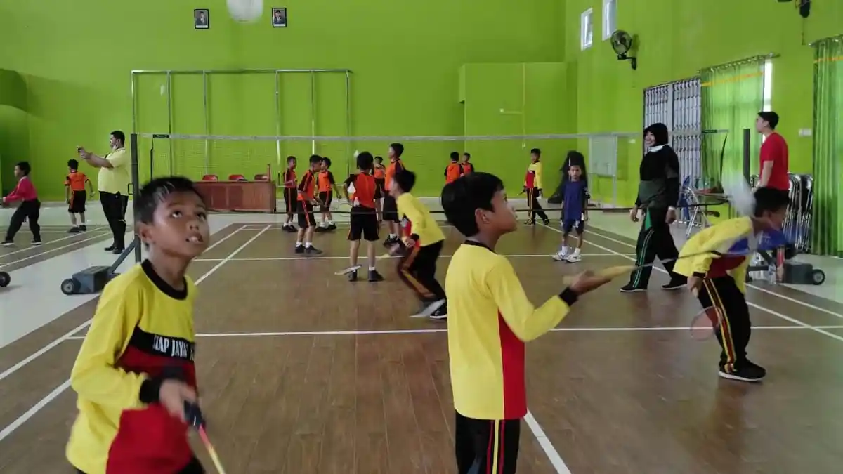 PBSI Kudus Coaching Clinic di Sekolah, 50 Siswa Dilatih Teknik Dasar Bulutangkis Sejak Dini