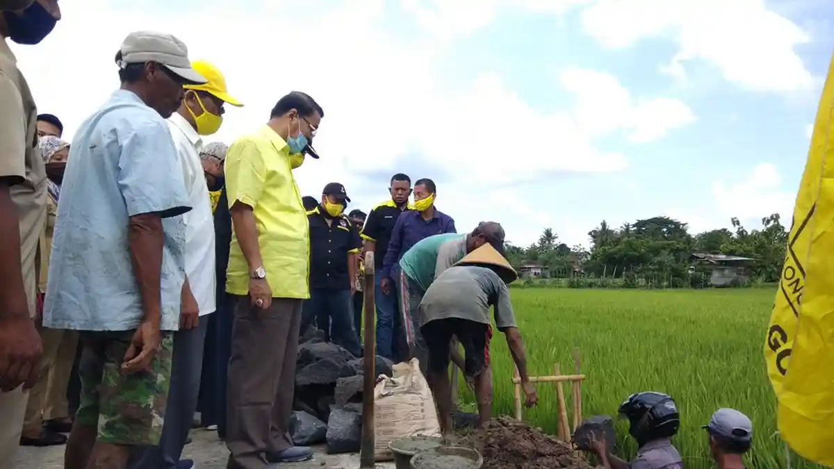 Gandung Pardiman Meletakan Batu Pertama Pembangunan Talut Jalan di Desa Sriharjo Bantul