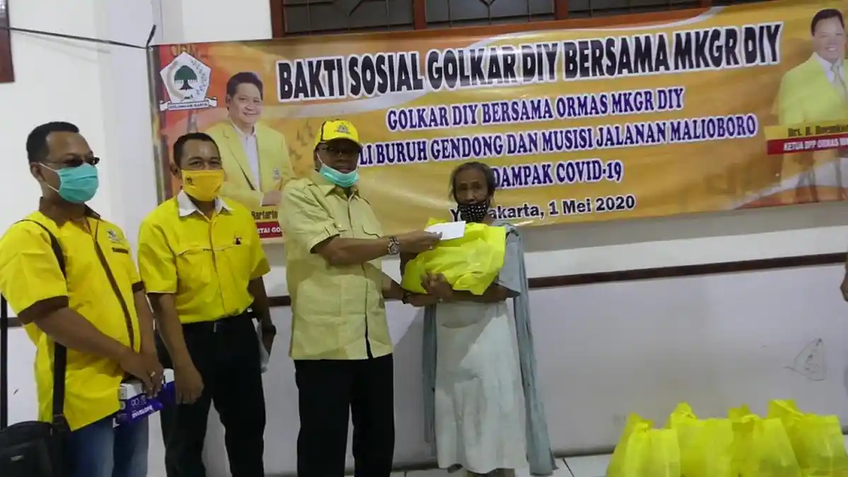 DPD Ormas MKGR dan DPD Golkar DIY Bagikan Sembako pada Buruh Gendong Pasar Beringharjo