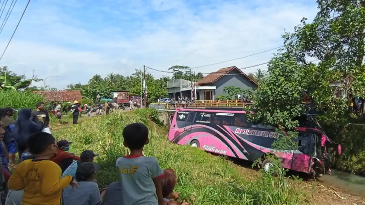 BREAKING NEWS: Bus Pariwisata Muda Belia 98 Terjun dari Atas Jembatan Somagede Banyumas