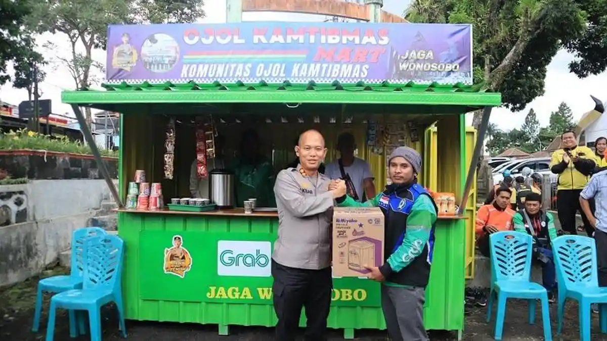 Fasilitasi Driver Ojek Online di Terminal Mendolo, Polres Wonosobo Hadirkan Ojol Mart dan Ojol Auto
