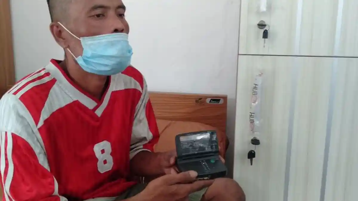 Dikira Smartphone, Ternyata Benda yang Dipegang Pemulung yang Ditemui Risma adalah Walkman
