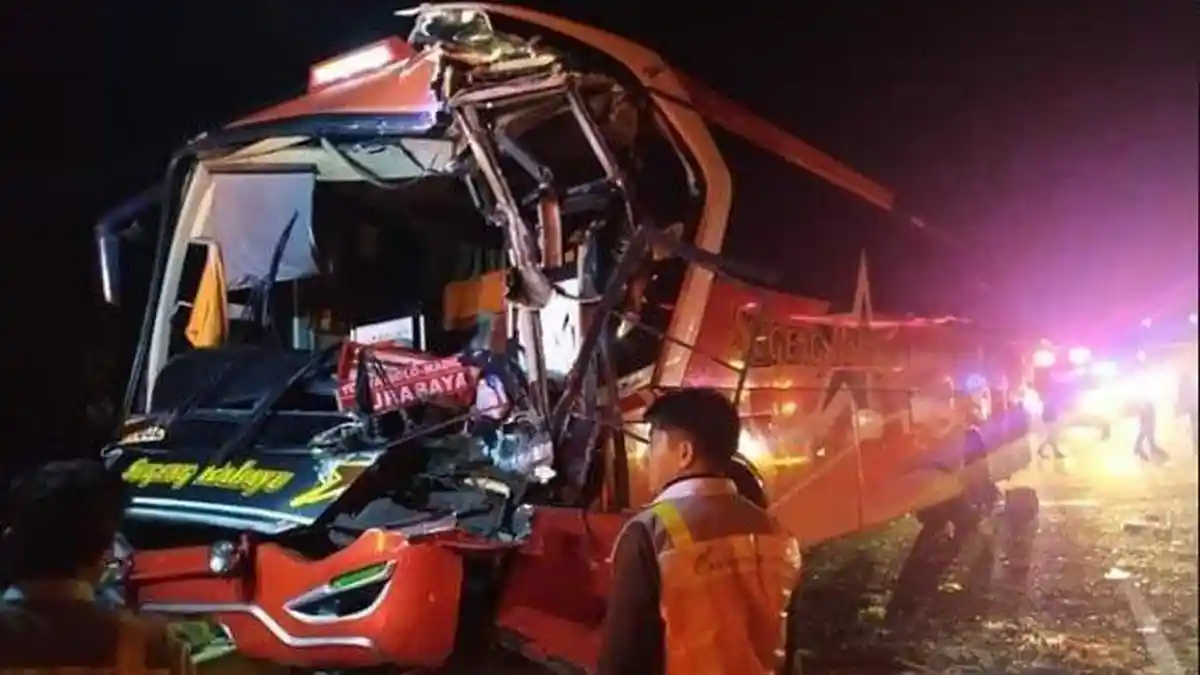 Kondektur Tewas Tergencet Saat Bus Sugeng Rahayu Tabrak Truk di Tol Jombang-Mojokerto