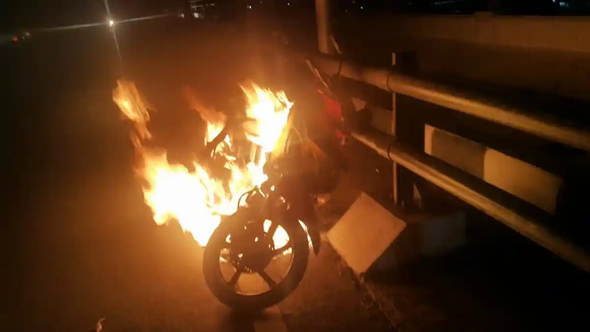 Kecelakaan Maut Pukul 13.00 WIB, 2 Orang Pengendara Tewas Terbakar, Tabrakan 2 Motor Lalu Hangus