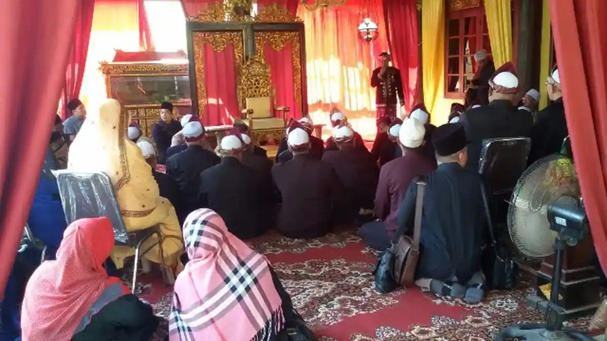Prabu Diraja Sematkan Gelar Datuk Pada Puluhan Orang