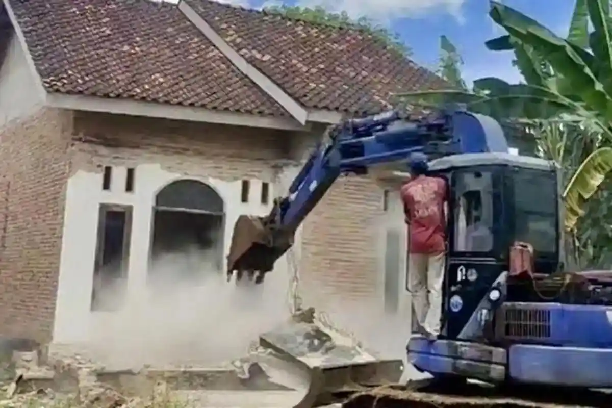VIRAL TKW Robohkan Rumah Setelah Cerai dari Suaminya Jadi Tontonan Warga