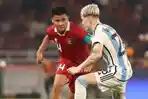 Asnawi-Mangkualam-duel-dengan-Alejandro-Garnacho-dalam-laga-Timnas-Indonesia-vs-Argentina.jpg