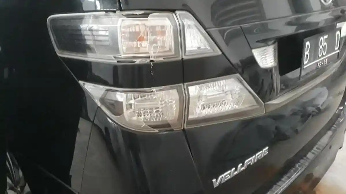 Kondisi Mobil Vellfire Nazaruddin yang Dilelang KPK, Kaca Lampu Pecah dan Ada Sandal Ketinggalan
