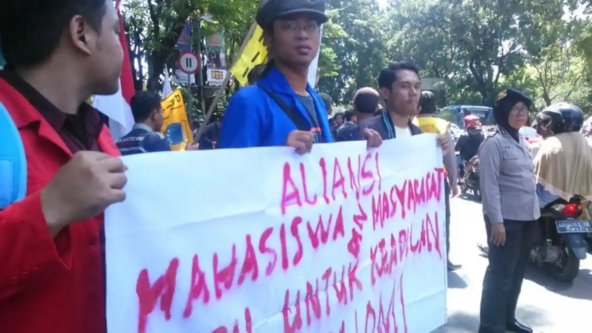 Aliansi Mahasiswa & Masyarakat di Solo Berunjuk Rasa Menolak Perjanjian Ekonomi Indonesia-Uni Eropa