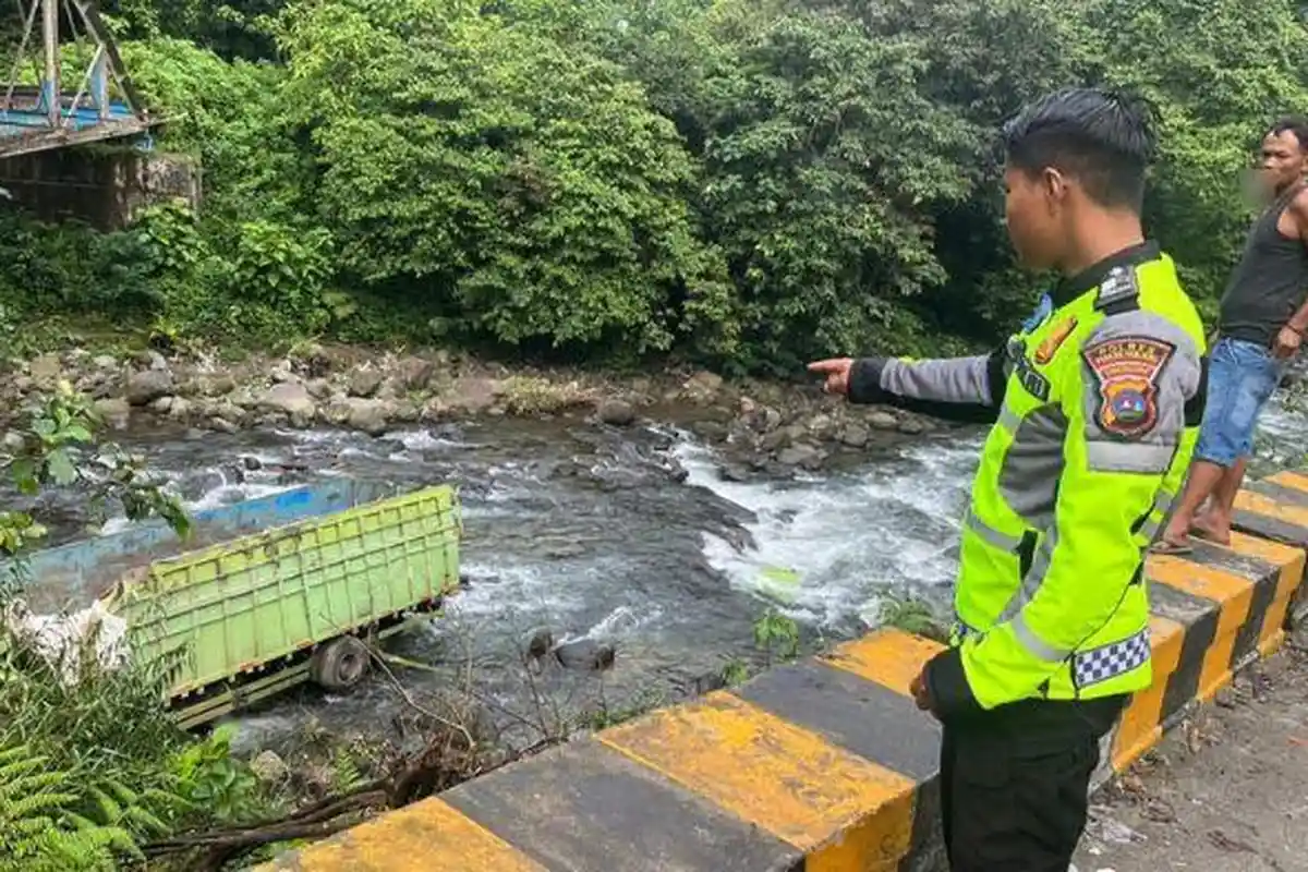 Truk Pakan Ayam Terjun ke Jurang di Silaing Kariang Tanah Datar, Diduga Akibat Rem Blong