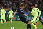 luis-suarez-kuning-melewatkan-bola-di-sela-sela-kaki-bek-psg-david-luiz_20150416_114112.jpg