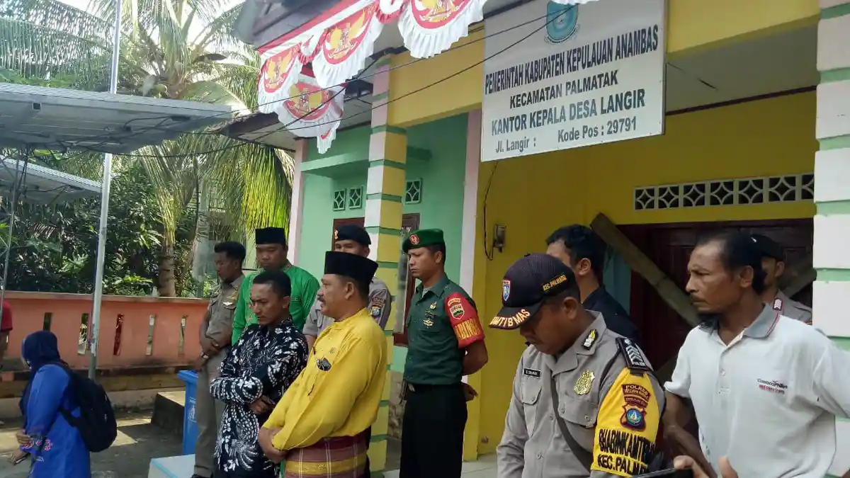 BREAKINGNEWS, Warga Kesal Akan Kepala Desa Langir di Anambas, Kantor Desa Disegel