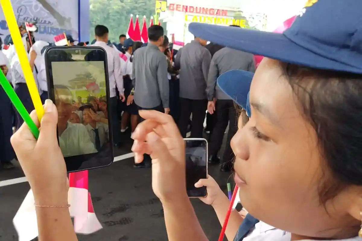 Chelsea, Pelajar SMP Sibiru-biru Kegirangan saat Presiden Jokowi Ambil HPnya dan Ajak Selfie Bareng