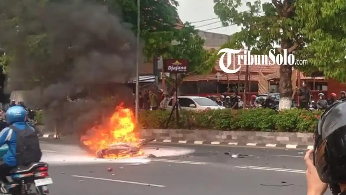 Kondisi 2 Pemotor yang Terlibat Kecelakaan hingga Motor Terbakar di Sukoharjo: Alami Luka Bakar