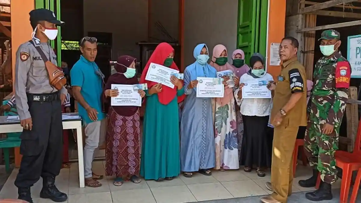 Sebanyak 92 Keluarga di Gampong Pisang Labuhanhaji Terima BLT-DD Tahap I