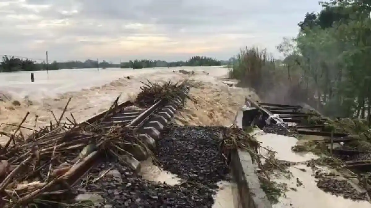 Sejumlah Rute Perjalanan Kereta Api Dialihkan Dampak Banjir Grobogan di Petak Gubug-Karangjati