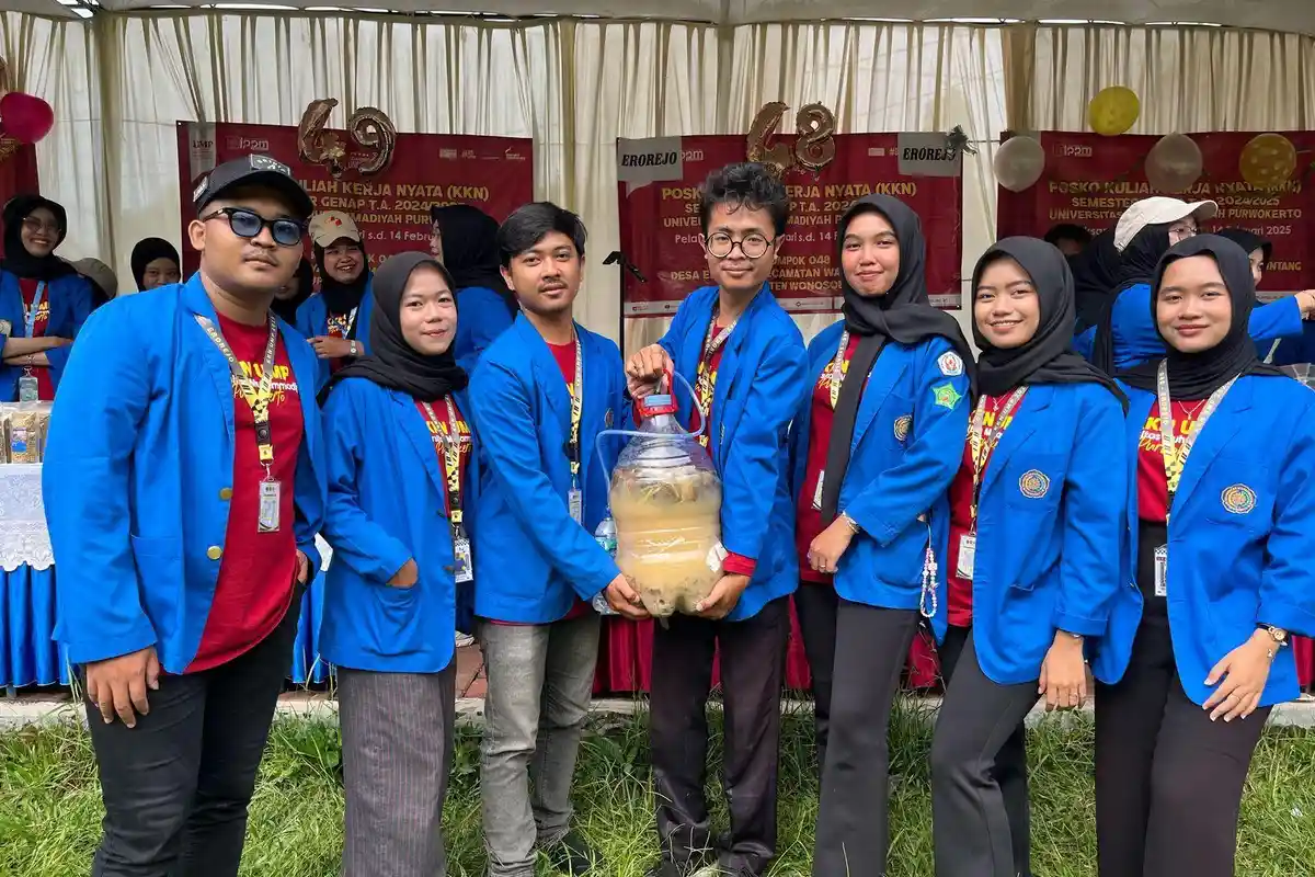 Mahasiswa KKN UMP di Wadaslintang Berinovasi Membuat Pupuk Cair dari Limbah Organik