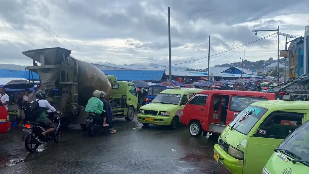 Buntut Pengalihan Jalur Angkot Laha dan Hative Besar, Kemacetan Tak Terhindarkan di Pasar Mardika
