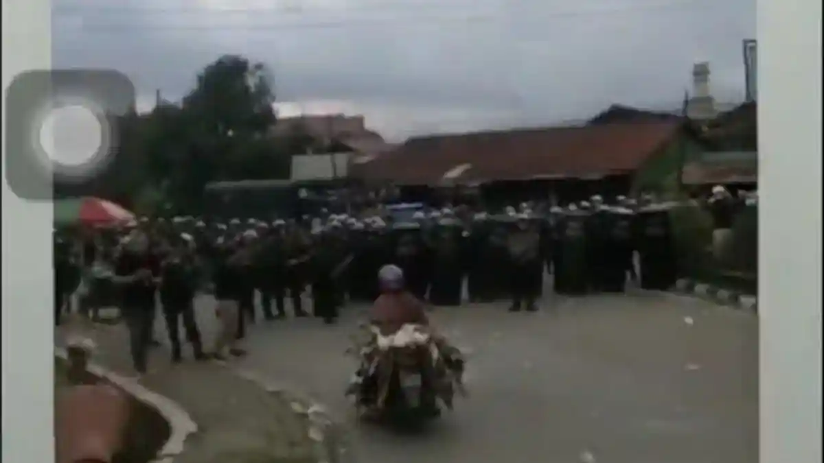 Demo Memanas, Muncul Emak-emak Naik Motor Bawa Bebek Terobos Barikade, Polisi : Mana Bisa Kita Tahan