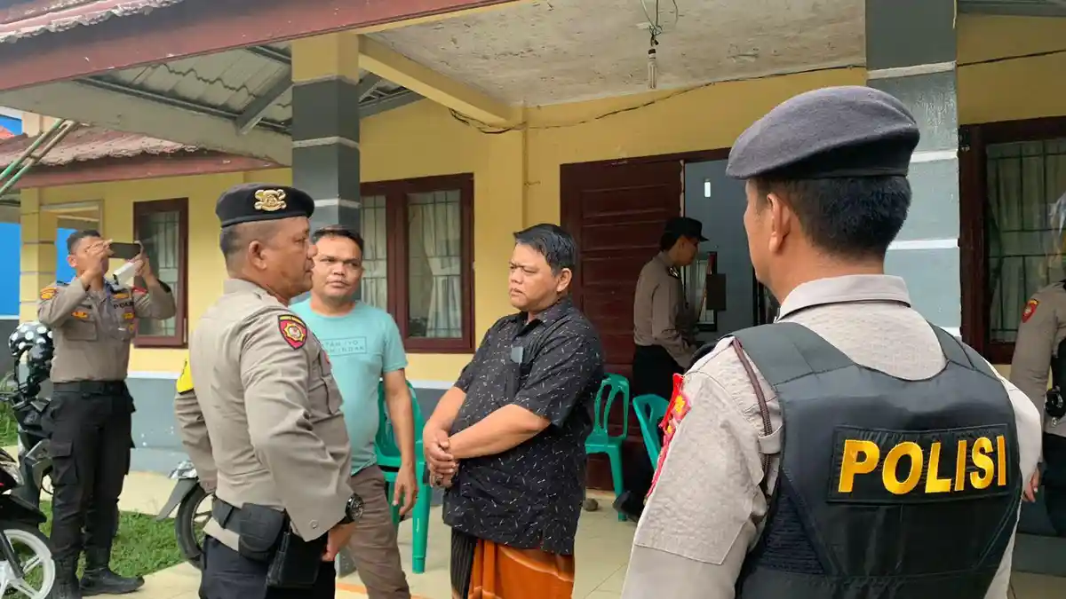 Kasat Samapta Siaga Pimpin Personel Dalmas Polres Tapsel Pengamanan di Kantor PPK