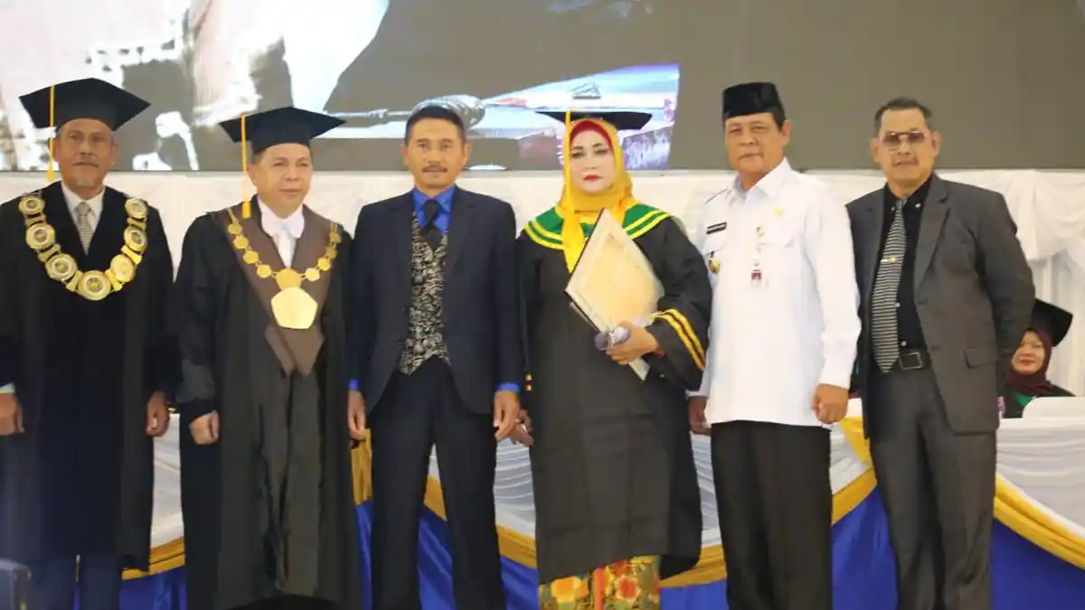 Dua Wisudawati UNISKA Dihadiahi Paman Birin Umrah