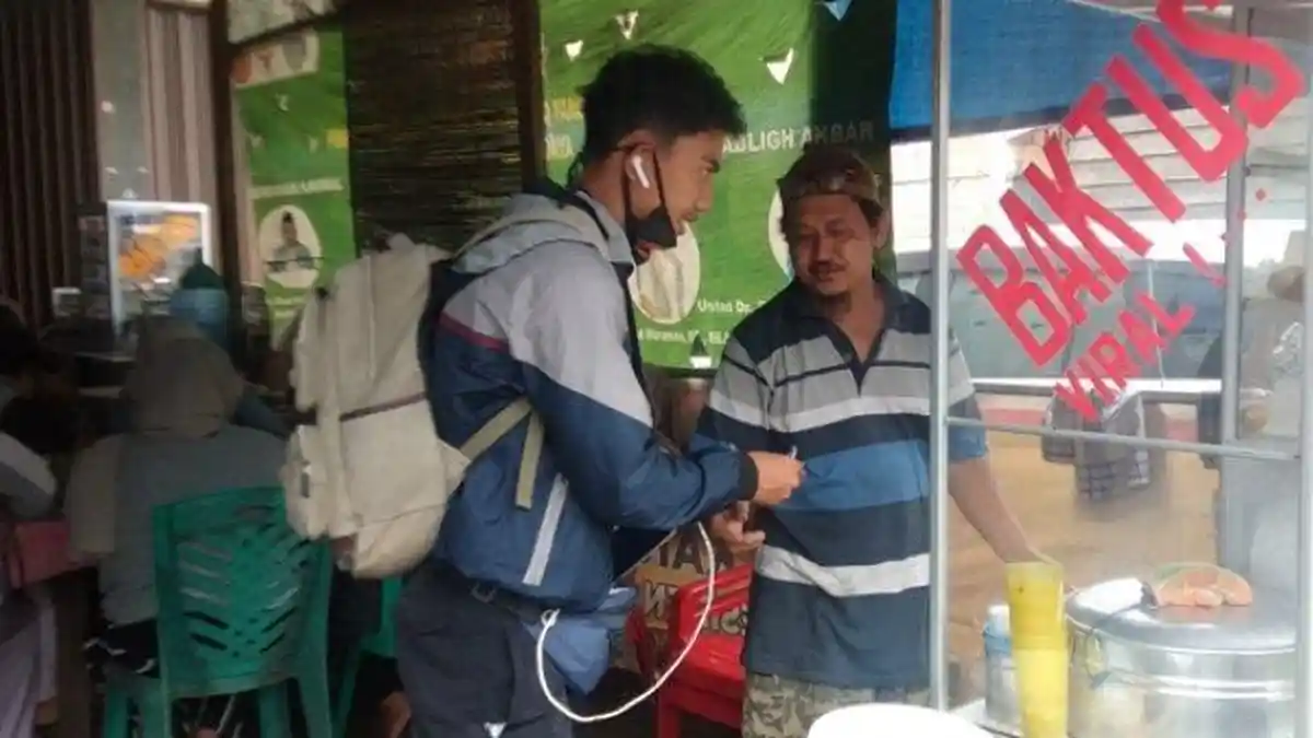Kisah Ustaz Tarsyd, Dulu Difitnah Jual Bakso Babi, Kini Dagangannya Malah Laris