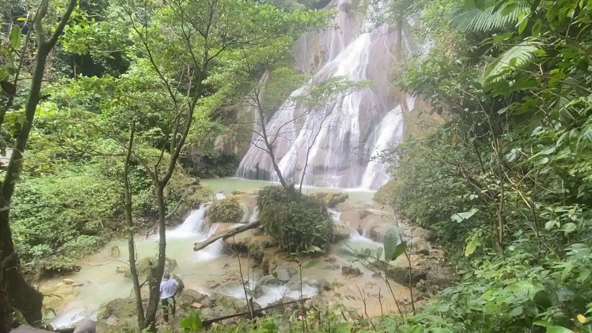 Warga Ambon Isi Liburan di Air Terjun Taeno saat Libur Akhir Pekan