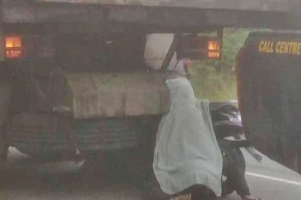 Kecelakaan Maut, Pengendara Vario Sambar Truk Tewas di Tempat, Polisi Juga Tewas Oleng Masuk Parit