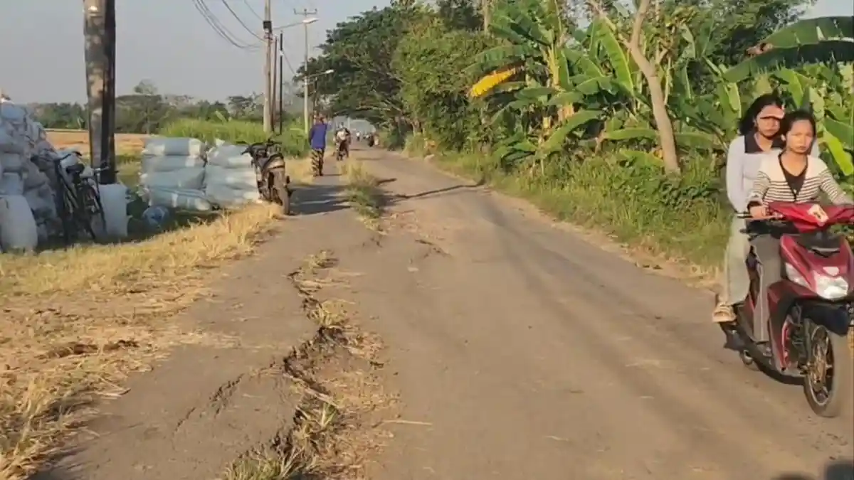 Jalan Karangsembung–Tambelang Cirebon Ambles 50 Senti, Warga: Di Bawahnya Ada Lumpur Hidup - Tribunjabar.id