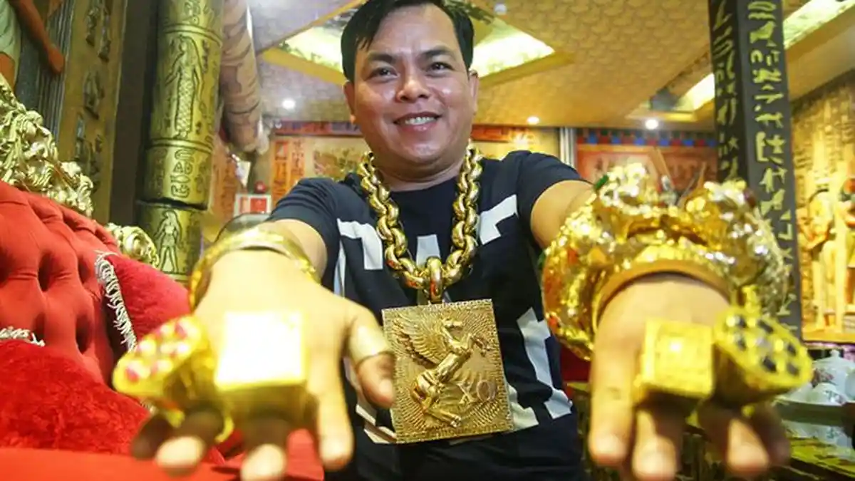 Pria Ini Pakai Perhiasan Emas Senilai Rp 8,1 Miliar dengan Berat 13 Kilogram