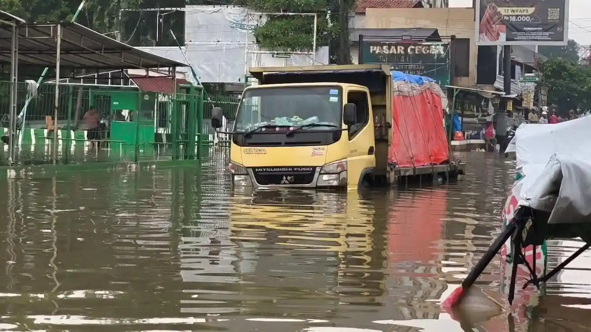 Banjir 75 Cm Putus Jalan Ceger Raya Tangsel, Akses Bintaro–Tangerang Lumpuh