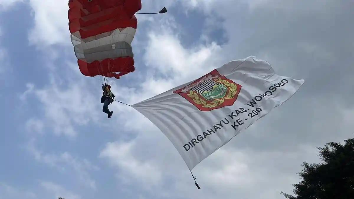 Atraksi Terjun Payung AirNav Warnai Puncak Hari Jadi ke-200 Kabupaten Wonosobo